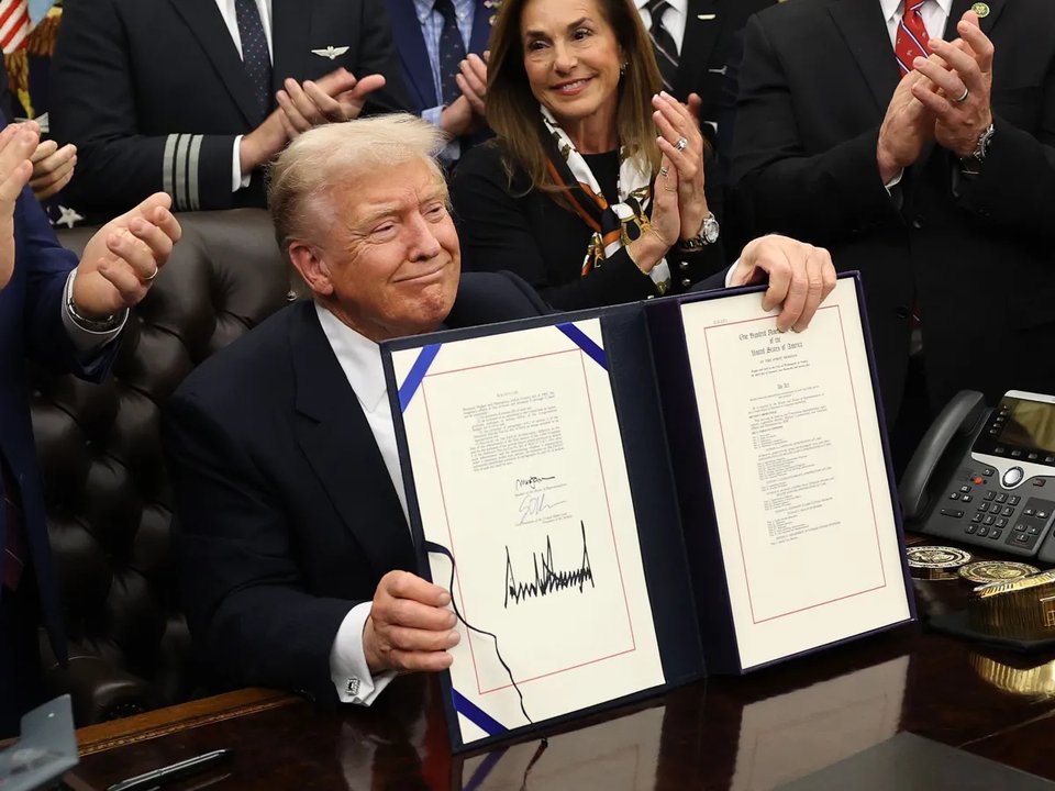 Trump assinando projeto de lei que encerrou Shutdown.