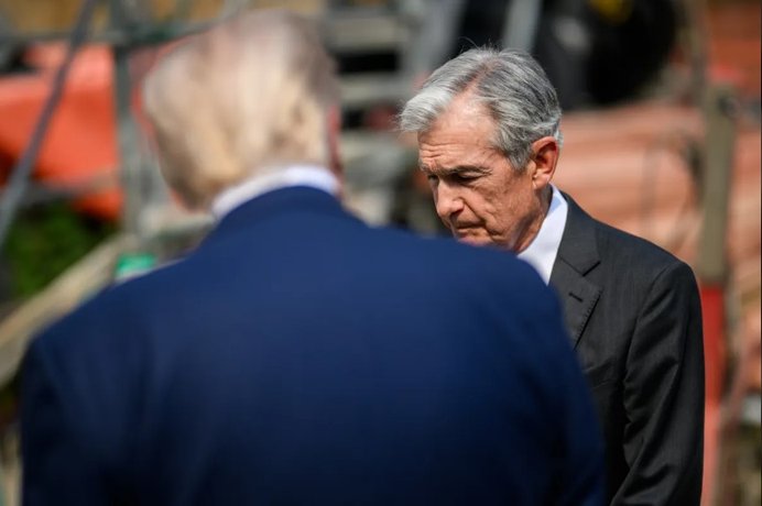 Trump e Powell: Tarifas e Taxas de Juros