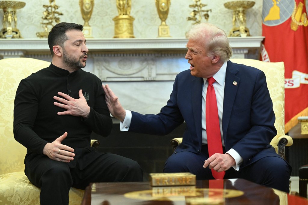 Zelensky e Trump durante discussão em reunião no Salão Oval da Casa Branca. Foto: SAUL LOEB / AFP.