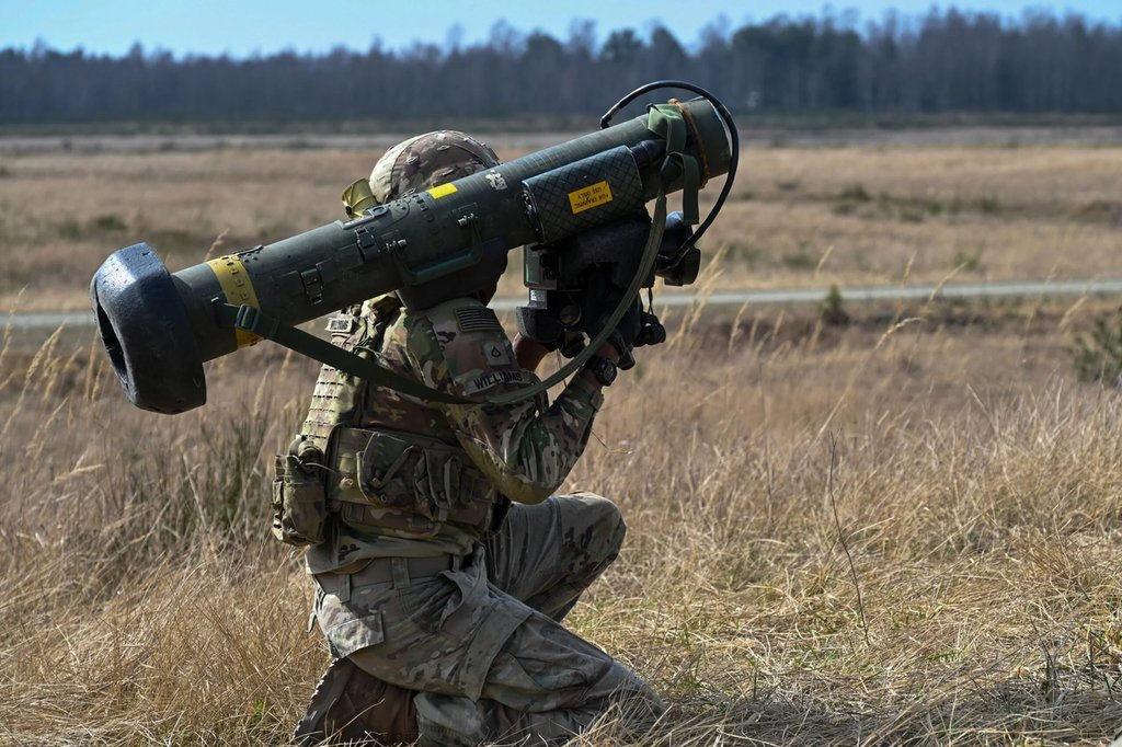 Um soldado americano do 4º Esquadrão do 2º Regimento de Cavalaria se prepara para disparar um míssil Javelin durante treinamento com tiro real na Área de Treinamento de Grafenwoehr, na Alemanha, em 23 de março de 2025. (Fonte: Departamento de Defesa EUA).