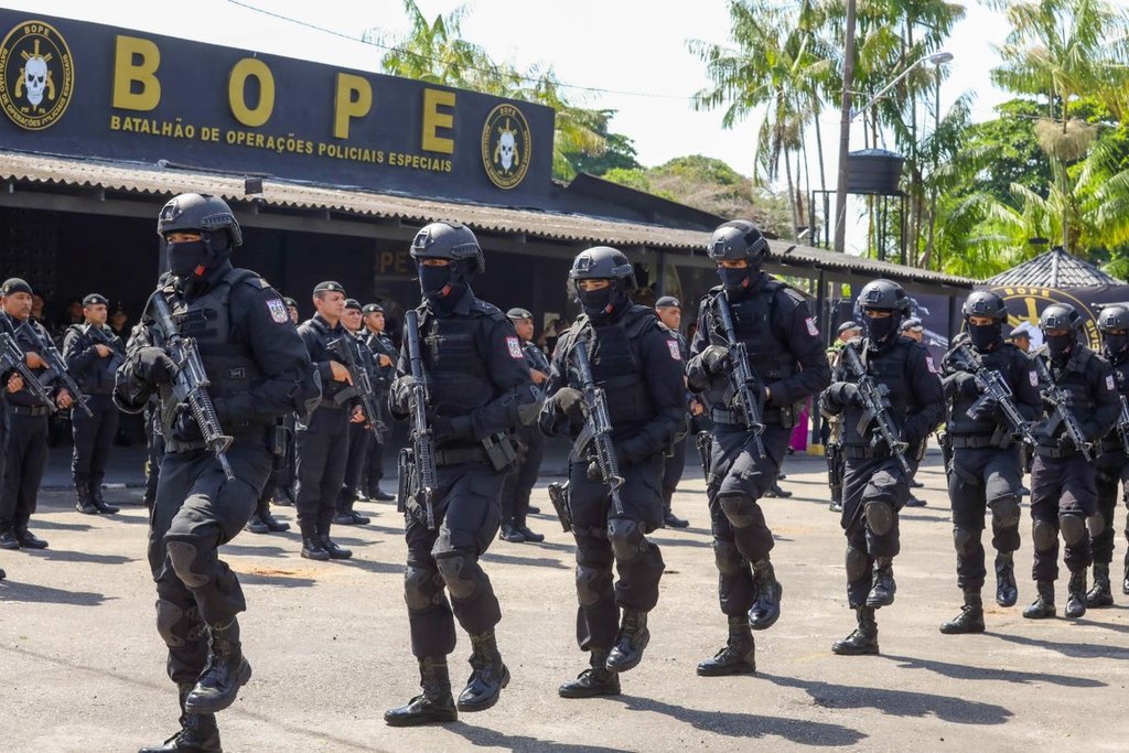 Imagem de tropas do BOPE em treinamento.