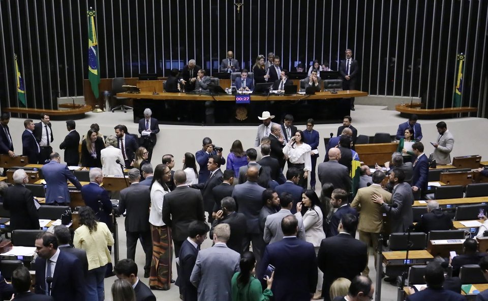 Congresso debate blindagem e relator da anistia faz movimentações