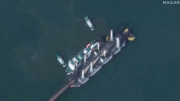Um navio de carga é visto próximo a um novo tipo de doca especializada para desembarque no sul da China. (Fonte: US Naval War College/Maxar Technologies)