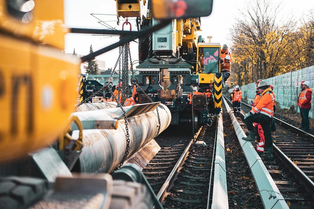 Trabalhadores numa ferrovia