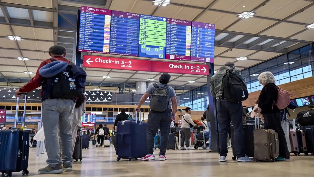 Passageiros no aeroporto Berlim-Brandenburgo em Sch'nefeld, Alemanha, após cyberataques. Segunda-feira, 22 de Setembro de 2025 (Michael Ukas/dpa via AP).