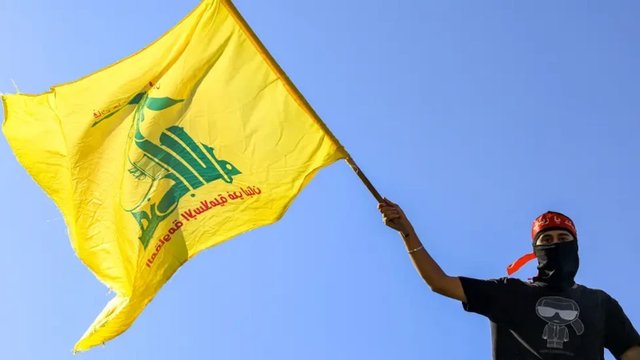 Imagem de terrorista com bandeira do Hezbollah, Gettyimages.