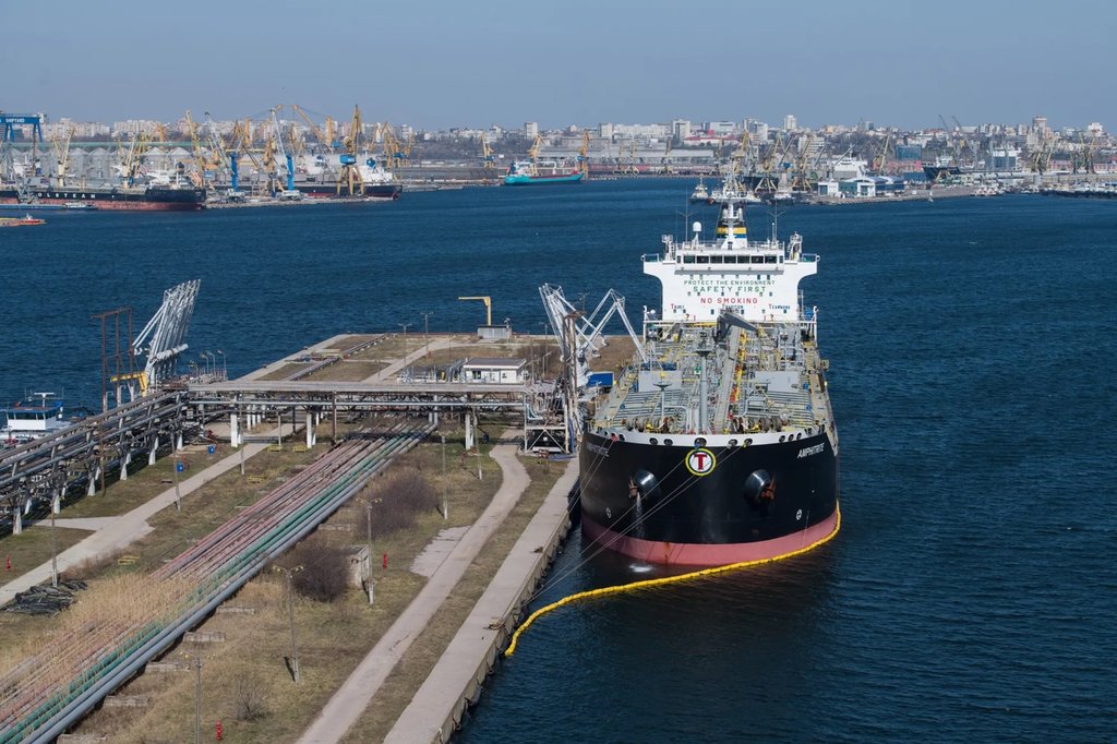 Imagem ilustrativa de navio petroleiro atracado em porto.