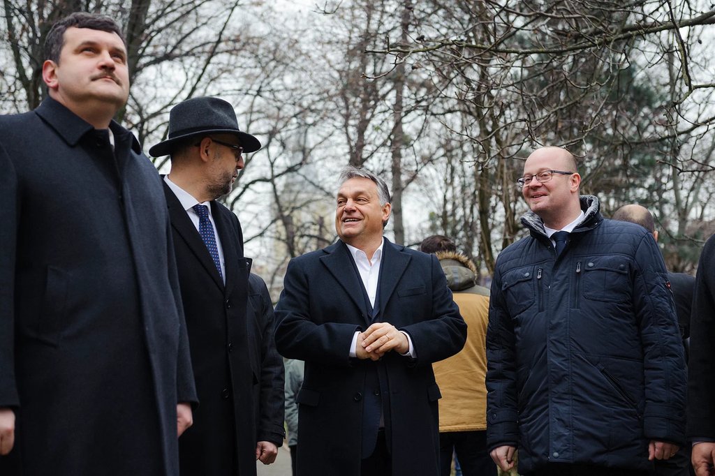 O primeiro-ministro Viktor Orbán em conversa com Hunor Kelemen, presidente da Aliança Democrática Húngara na Romênia (RMDSZ).