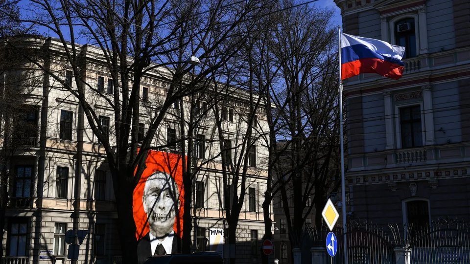 Imagem pendurada em prédio próximo à embaixada russa na Letônia. Fonte: Ramsey Cardy/Getty Images