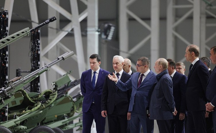Vladimir Putin em visita a empresa de defesa Motovilikha Plants.