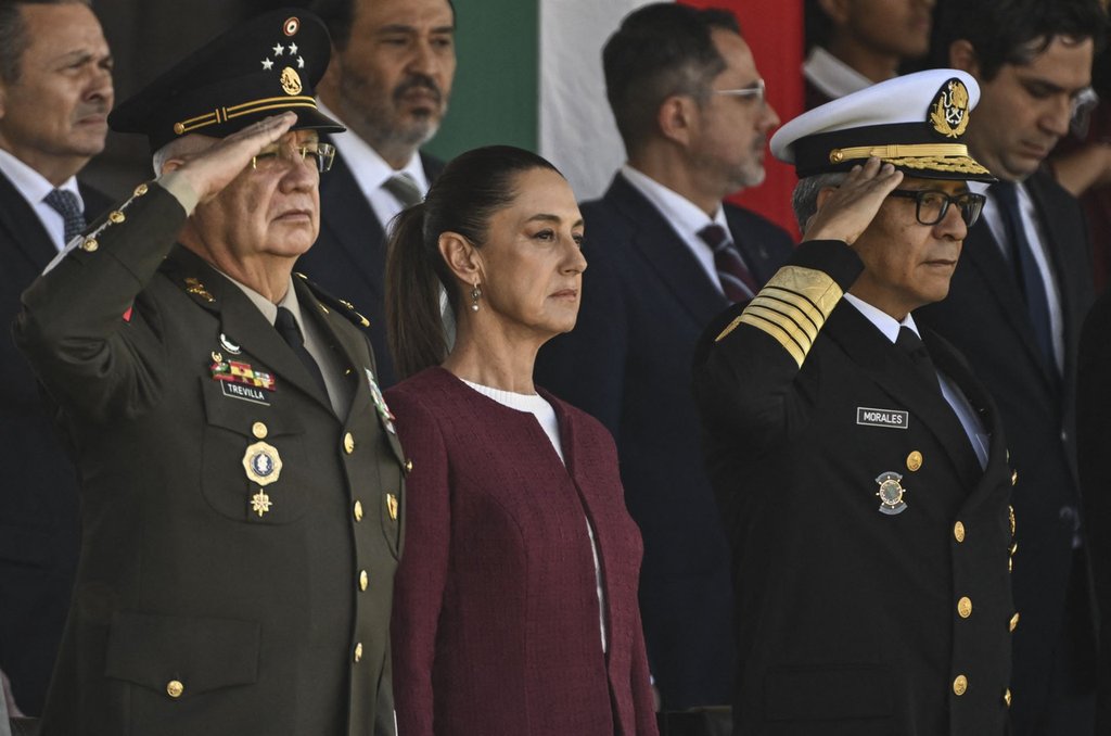 Presidente do México Claudia Sheinbaum e militares.