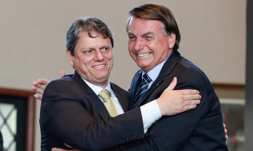 Tarcísio abraçando Bolsonaro, foto ilustrativa.