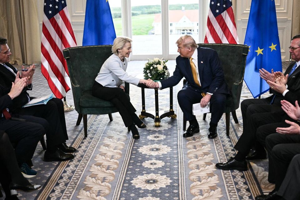 O presidente Trump aperta a mão da presidente da Comissão Europeia, Ursula von der Leyen, em 27 de julho de 2025, em seu resort de golfe em Turnberry, Escócia, após os dois líderes concordarem com os termos de um acordo comercial. (Brendan Smialowski).