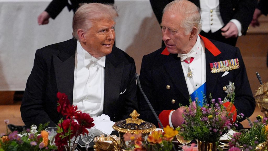 Donald Trump sentado ao lado do Rei Charles durante o jantar. Foto: Getty Images